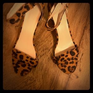 Low heel leopard print sandal